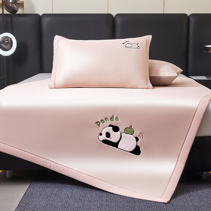 91家纺网 家纺一手货源 找家纺 全季家居 2025新款5A抗菌碳光萌趣熊猫系列贴布绣冰丝席 床席-淡粉