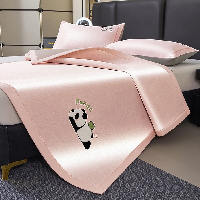 91家纺网 家纺一手货源 找家纺 全季家居 2025新款5A抗菌碳光萌趣熊猫系列贴布绣冰丝席 床席-淡粉