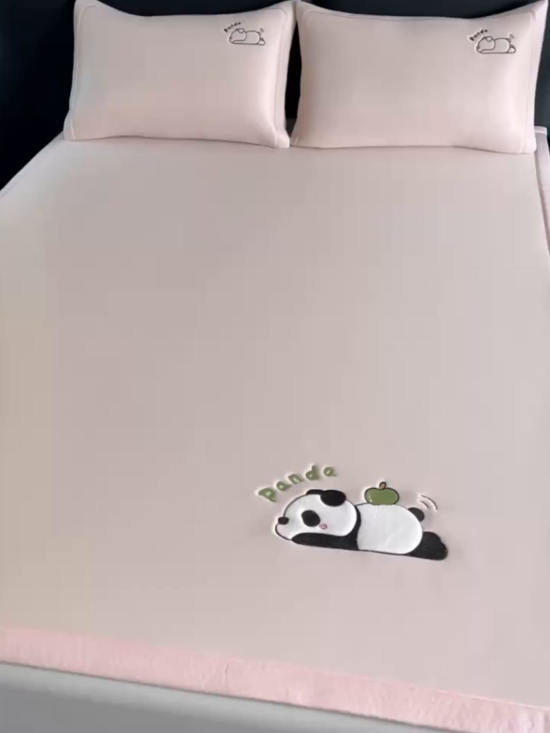 91家纺网 家纺一手货源 找家纺 全季家居 2025新款5A抗菌碳光萌趣熊猫系列贴布绣冰丝席 床席-淡粉