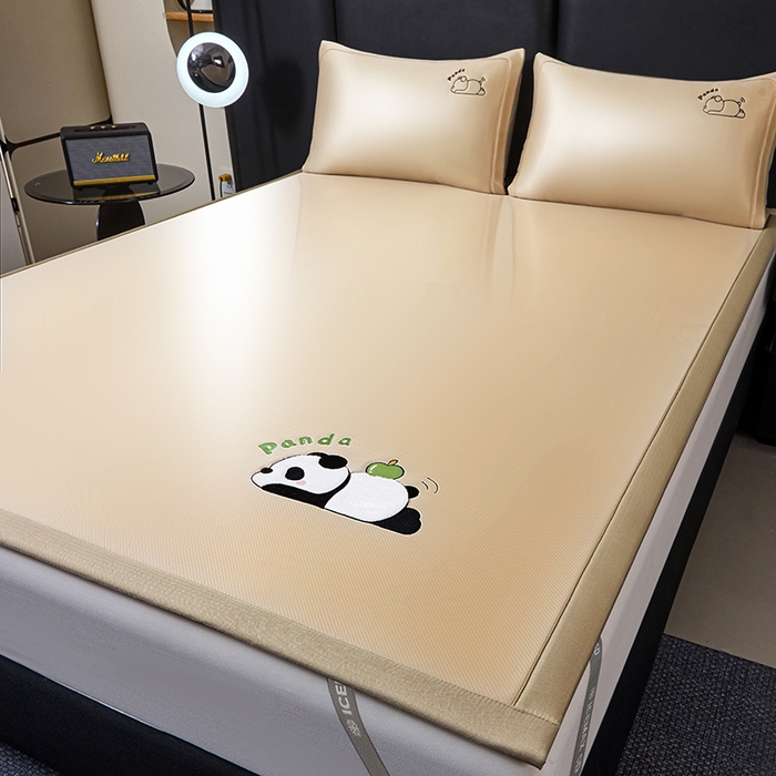 91家纺网 家纺一手货源 找家纺 全季家居 2025新款5A抗菌碳光萌趣熊猫系列贴布绣冰丝席 床席-金咖