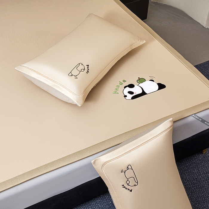 91家纺网 家纺一手货源 找家纺 全季家居 2025新款5A抗菌碳光萌趣熊猫系列贴布绣冰丝席 床席-金咖