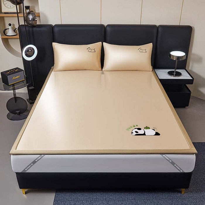 91家纺网 家纺一手货源 找家纺 全季家居 2025新款5A抗菌碳光萌趣熊猫系列贴布绣冰丝席 床席-金咖