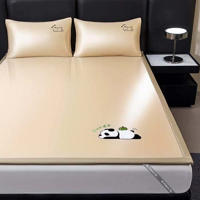 91家纺网 家纺一手货源 找家纺 全季家居 2025新款5A抗菌碳光萌趣熊猫系列贴布绣冰丝席 床席-金咖