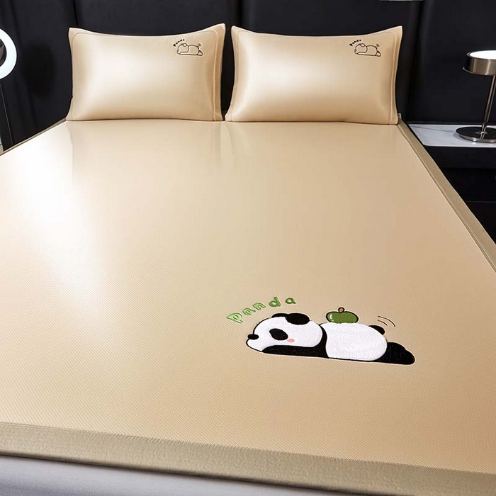 91家纺网 家纺一手货源 找家纺 全季家居 2025新款5A抗菌碳光萌趣熊猫系列贴布绣冰丝席 床席-金咖