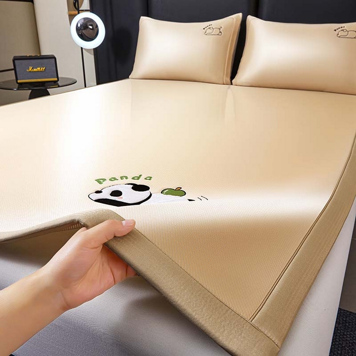 91家纺网 家纺一手货源 找家纺 全季家居 2025新款5A抗菌碳光萌趣熊猫系列贴布绣冰丝席 床席-金咖