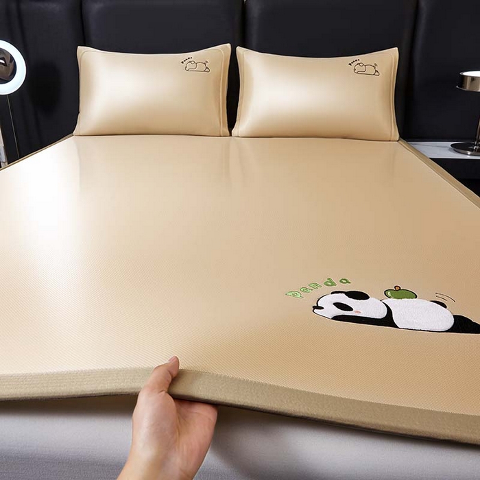 91家纺网 家纺一手货源 找家纺 全季家居 2025新款5A抗菌碳光萌趣熊猫系列贴布绣冰丝席 床席-金咖