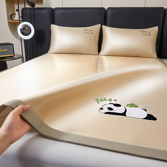 91家纺网 家纺一手货源 找家纺 全季家居 2025新款5A抗菌碳光萌趣熊猫系列贴布绣冰丝席 床席-金咖