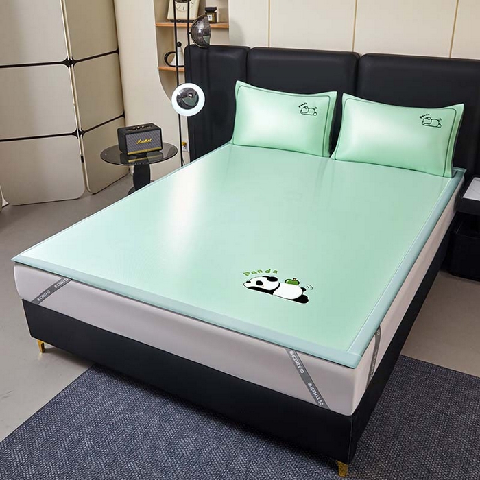 91家纺网 家纺一手货源 找家纺 全季家居 2025新款5A抗菌碳光萌趣熊猫系列贴布绣冰丝席 床席-水绿