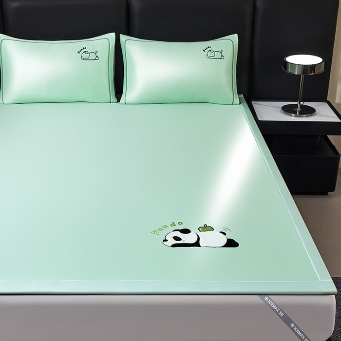 91家纺网 家纺一手货源 找家纺 全季家居 2025新款5A抗菌碳光萌趣熊猫系列贴布绣冰丝席 床席-水绿