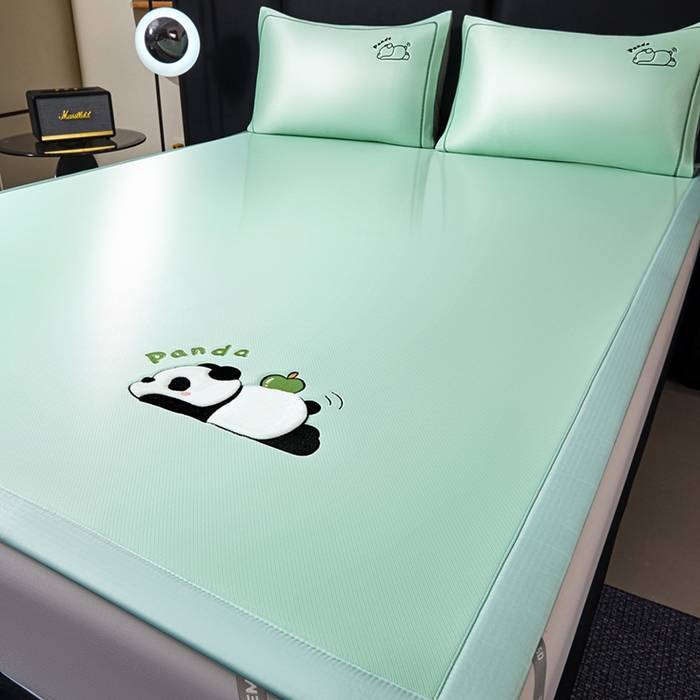 91家纺网 家纺一手货源 找家纺 全季家居 2025新款5A抗菌碳光萌趣熊猫系列贴布绣冰丝席 床席-水绿