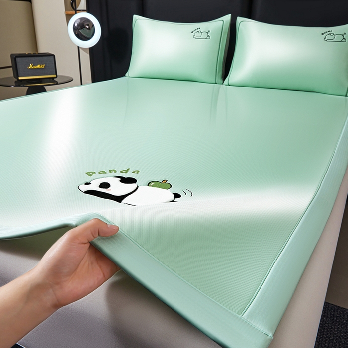 91家纺网 家纺一手货源 找家纺 全季家居 2025新款5A抗菌碳光萌趣熊猫系列贴布绣冰丝席 床席-水绿