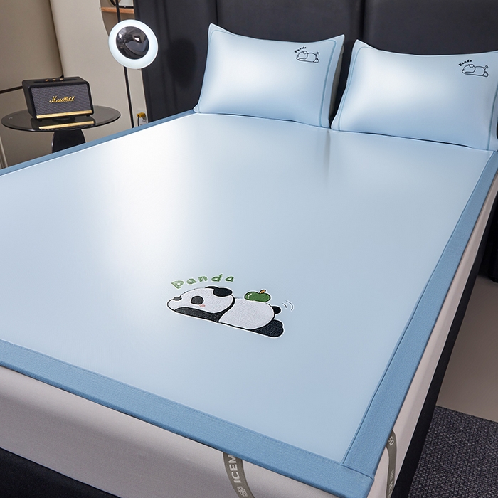 91家纺网 家纺一手货源 找家纺 全季家居 2025新款5A抗菌碳光萌趣熊猫系列贴布绣冰丝席 床席-天蓝