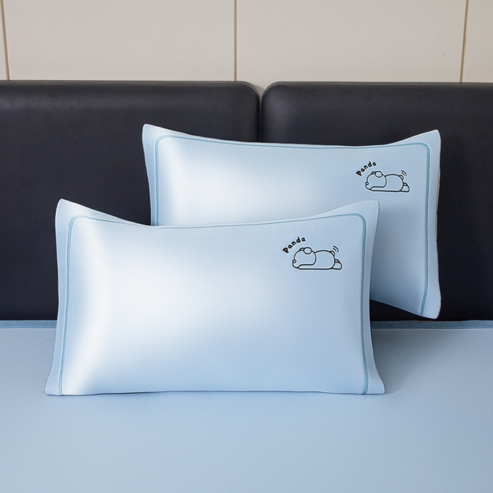 91家纺网 家纺一手货源 找家纺 全季家居 2025新款5A抗菌碳光萌趣熊猫系列贴布绣冰丝席 床席-天蓝