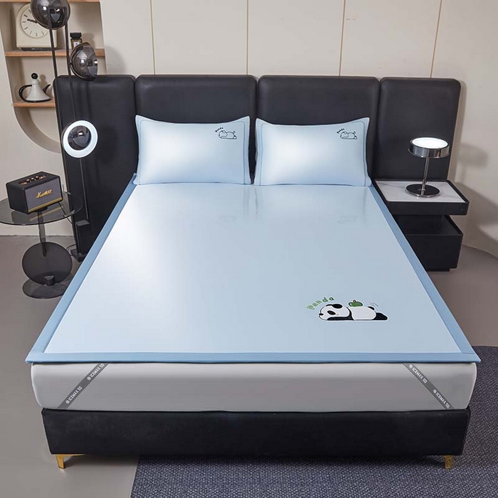 91家纺网 家纺一手货源 找家纺 全季家居 2025新款5A抗菌碳光萌趣熊猫系列贴布绣冰丝席 床席-天蓝