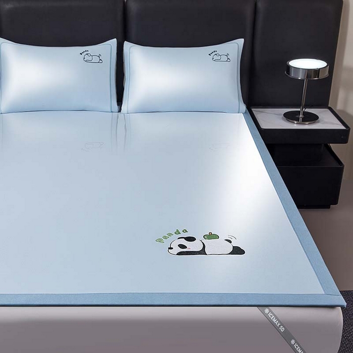 91家纺网 家纺一手货源 找家纺 全季家居 2025新款5A抗菌碳光萌趣熊猫系列贴布绣冰丝席 床席-天蓝