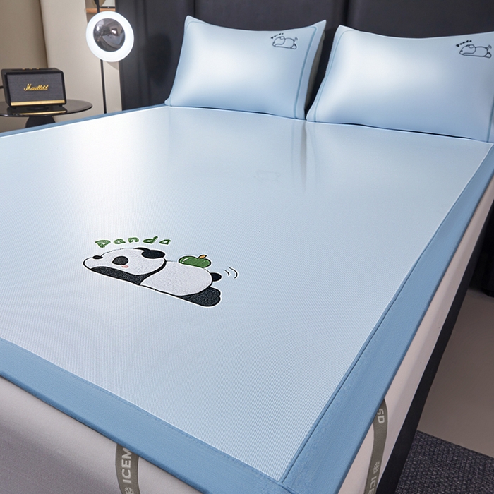 91家纺网 家纺一手货源 找家纺 全季家居 2025新款5A抗菌碳光萌趣熊猫系列贴布绣冰丝席 床席-天蓝