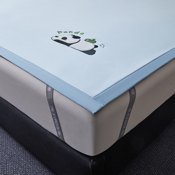 91家纺网 家纺一手货源 找家纺 全季家居 2025新款5A抗菌碳光萌趣熊猫系列贴布绣冰丝席 床席-天蓝