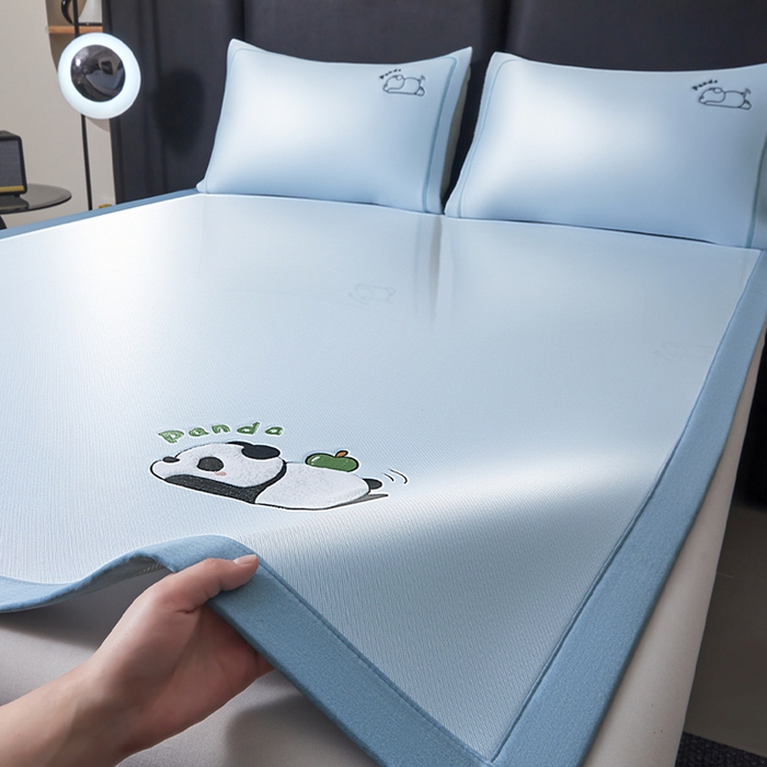 91家纺网 家纺一手货源 找家纺 全季家居 2025新款5A抗菌碳光萌趣熊猫系列贴布绣冰丝席 床席-天蓝