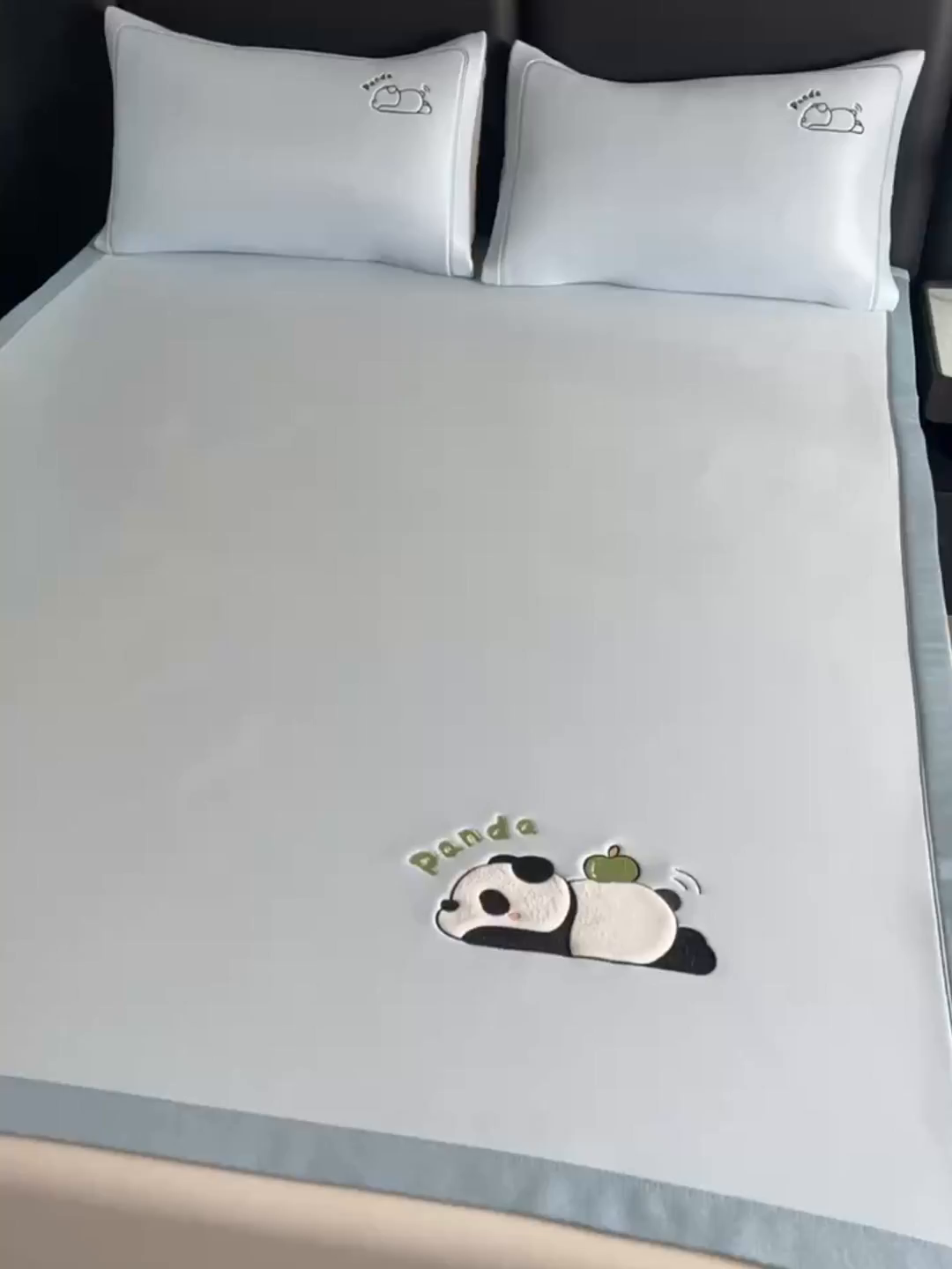 91家纺网 家纺一手货源 找家纺 全季家居 2025新款5A抗菌碳光萌趣熊猫系列贴布绣冰丝席 床席-天蓝