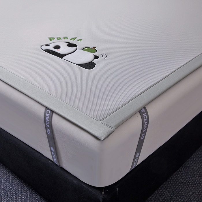 91家纺网 家纺一手货源 找家纺 全季家居 2025新款5A抗菌碳光萌趣熊猫系列贴布绣冰丝席 床席-银灰
