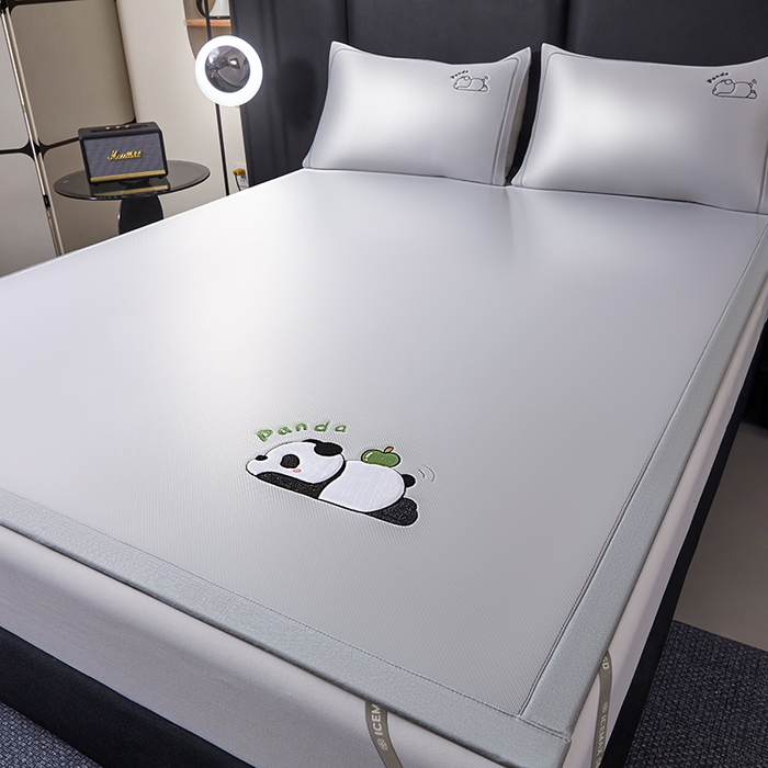91家纺网 家纺一手货源 找家纺 全季家居 2025新款5A抗菌碳光萌趣熊猫系列贴布绣冰丝席 床席-银灰