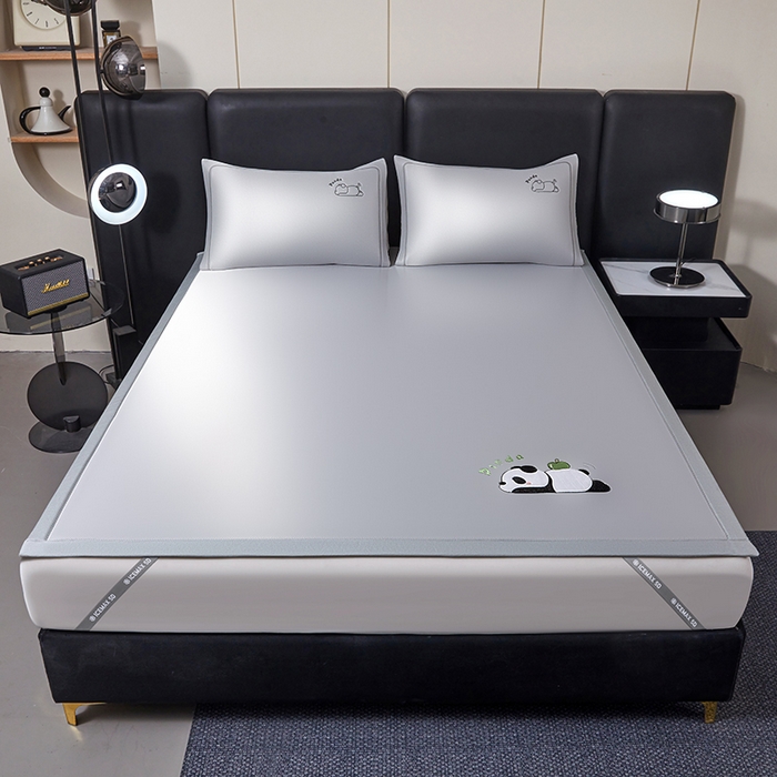 91家纺网 家纺一手货源 找家纺 全季家居 2025新款5A抗菌碳光萌趣熊猫系列贴布绣冰丝席 床席-银灰