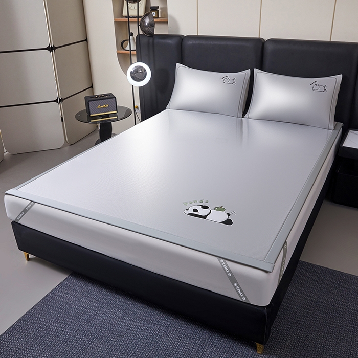 91家纺网 家纺一手货源 找家纺 全季家居 2025新款5A抗菌碳光萌趣熊猫系列贴布绣冰丝席 床席-银灰