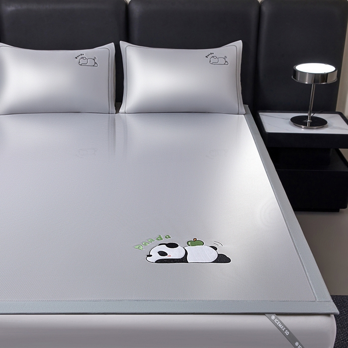 91家纺网 家纺一手货源 找家纺 全季家居 2025新款5A抗菌碳光萌趣熊猫系列贴布绣冰丝席 床席-银灰