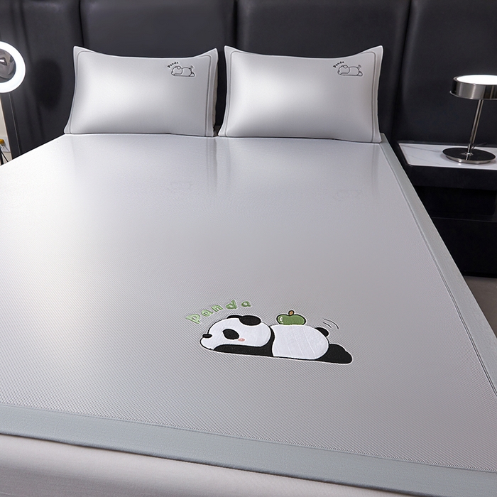 91家纺网 家纺一手货源 找家纺 全季家居 2025新款5A抗菌碳光萌趣熊猫系列贴布绣冰丝席 床席-银灰