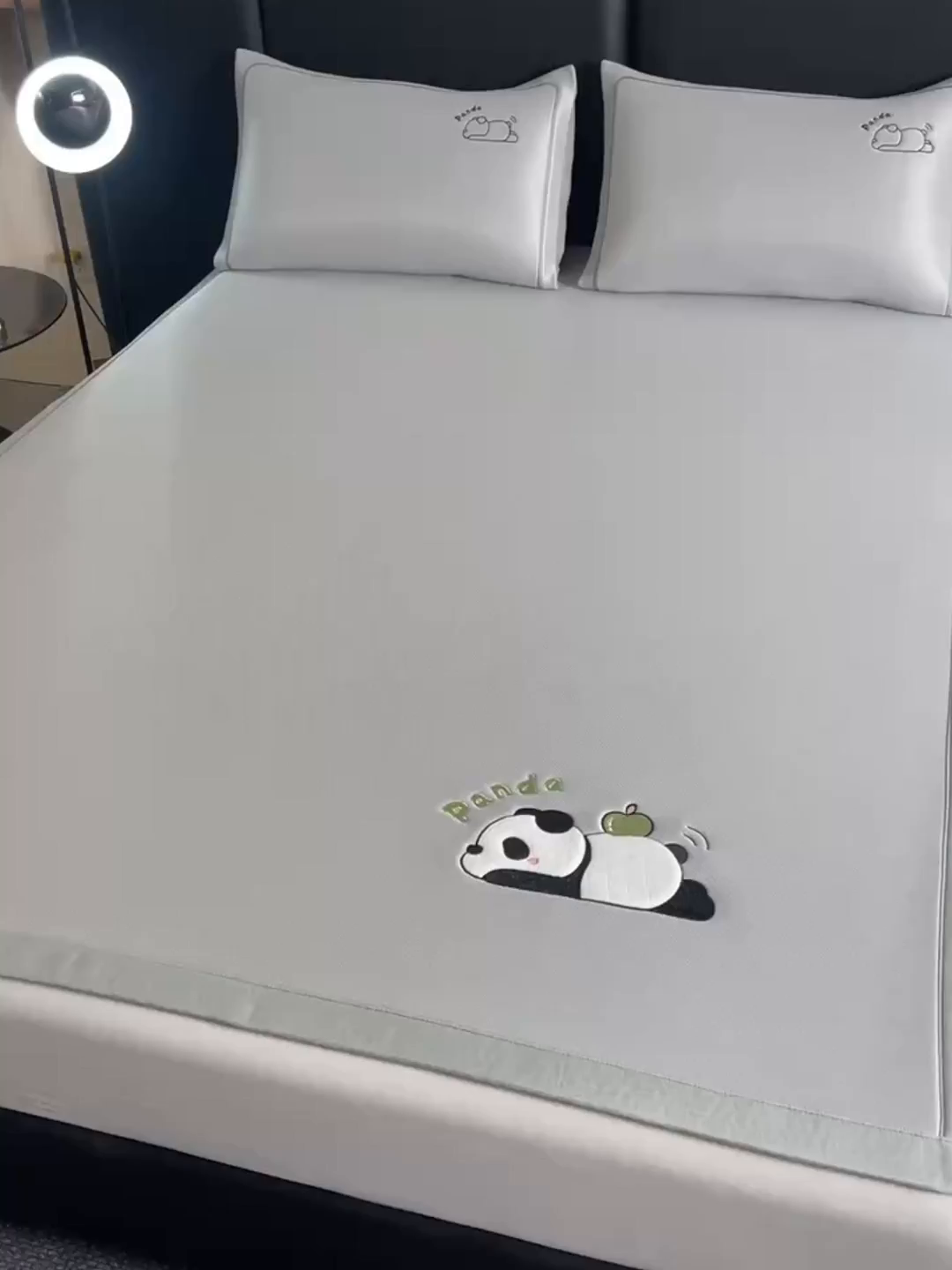 91家纺网 家纺一手货源 找家纺 全季家居 2025新款5A抗菌碳光萌趣熊猫系列贴布绣冰丝席 床席-银灰