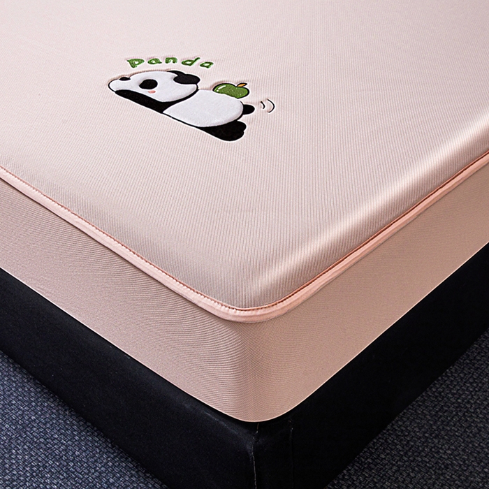 91家纺网 家纺一手货源 找家纺 全季家居 2025新款5A抗菌碳光萌趣熊猫系列贴布绣冰丝席 床笠-淡粉