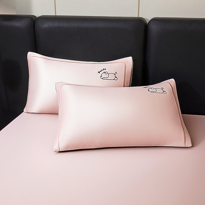 91家纺网 家纺一手货源 找家纺 全季家居 2025新款5A抗菌碳光萌趣熊猫系列贴布绣冰丝席 床笠-淡粉