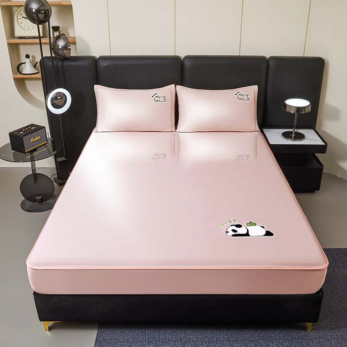 91家纺网 家纺一手货源 找家纺 全季家居 2025新款5A抗菌碳光萌趣熊猫系列贴布绣冰丝席 床笠-淡粉