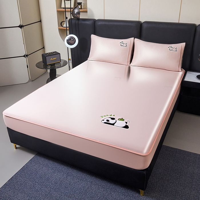 91家纺网 家纺一手货源 找家纺 全季家居 2025新款5A抗菌碳光萌趣熊猫系列贴布绣冰丝席 床笠-淡粉