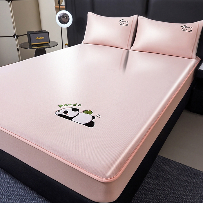 91家纺网 家纺一手货源 找家纺 全季家居 2025新款5A抗菌碳光萌趣熊猫系列贴布绣冰丝席 床笠-淡粉