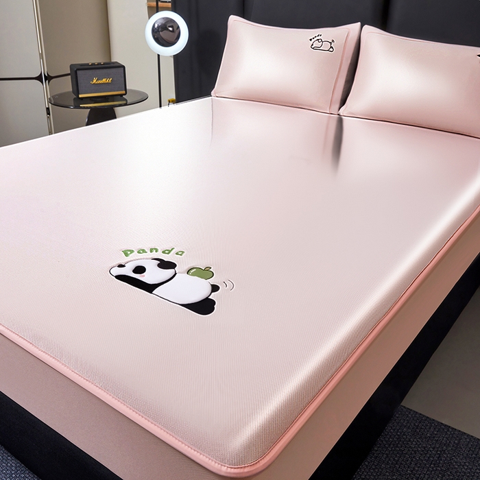 91家纺网 家纺一手货源 找家纺 全季家居 2025新款5A抗菌碳光萌趣熊猫系列贴布绣冰丝席 床笠-淡粉