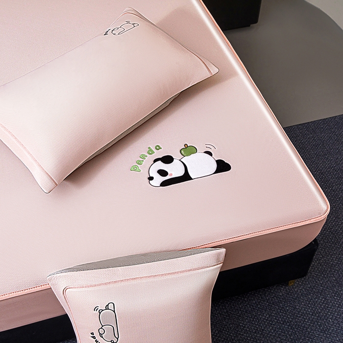 91家纺网 家纺一手货源 找家纺 全季家居 2025新款5A抗菌碳光萌趣熊猫系列贴布绣冰丝席 床笠-淡粉