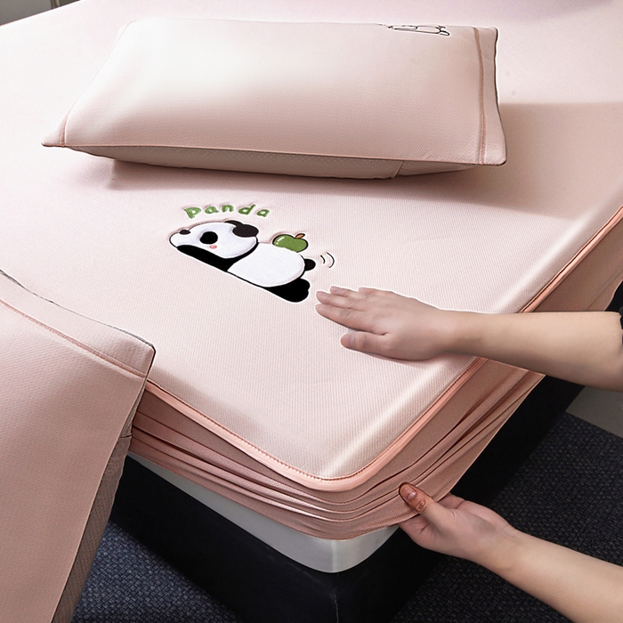 91家纺网 家纺一手货源 找家纺 全季家居 2025新款5A抗菌碳光萌趣熊猫系列贴布绣冰丝席 床笠-淡粉