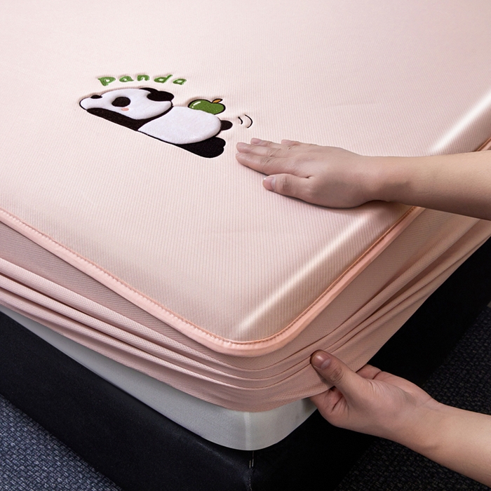 91家纺网 家纺一手货源 找家纺 全季家居 2025新款5A抗菌碳光萌趣熊猫系列贴布绣冰丝席 床笠-淡粉