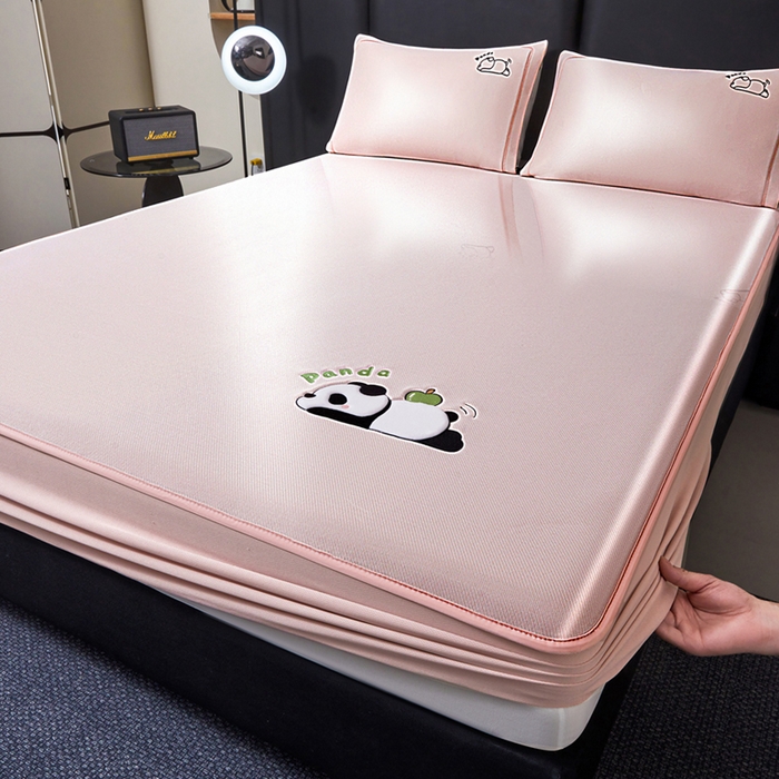 91家纺网 家纺一手货源 找家纺 全季家居 2025新款5A抗菌碳光萌趣熊猫系列贴布绣冰丝席 床笠-淡粉