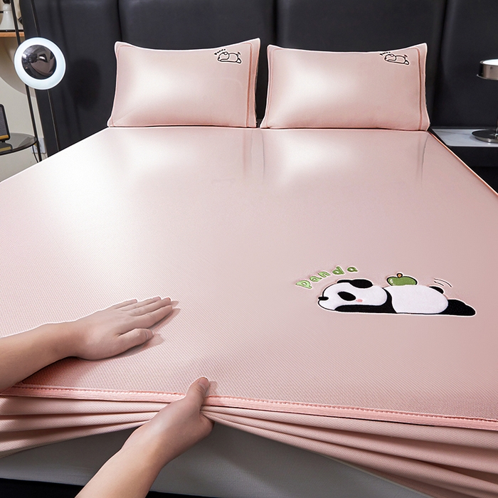 91家纺网 家纺一手货源 找家纺 全季家居 2025新款5A抗菌碳光萌趣熊猫系列贴布绣冰丝席 床笠-淡粉