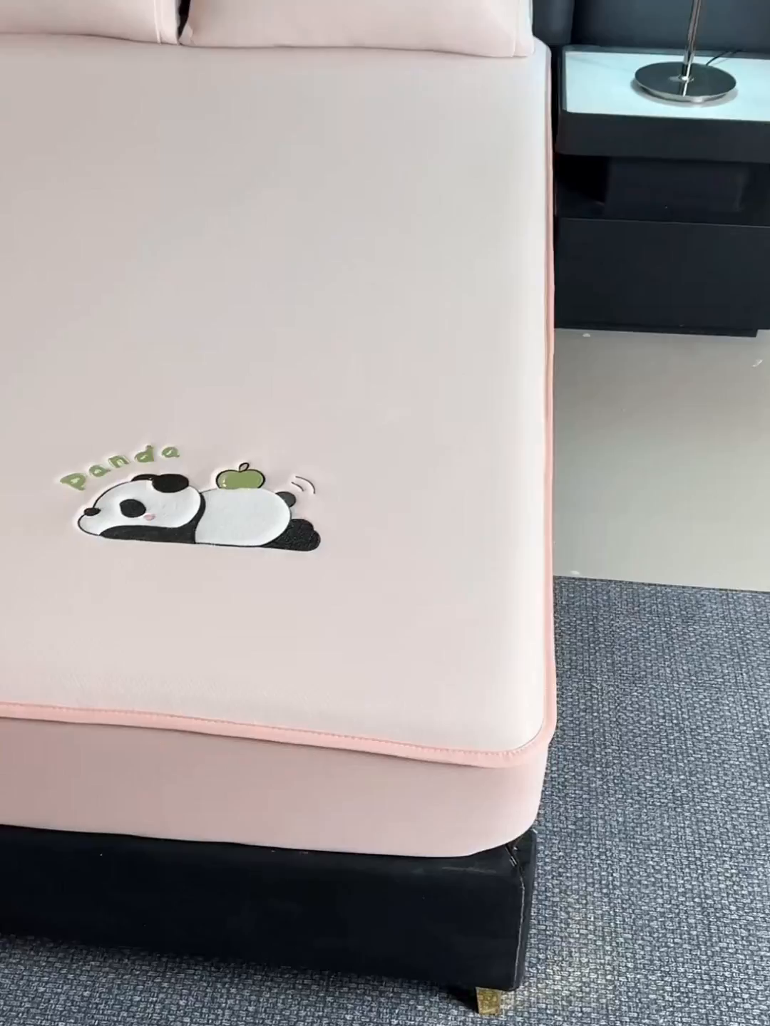 91家纺网 家纺一手货源 找家纺 全季家居 2025新款5A抗菌碳光萌趣熊猫系列贴布绣冰丝席 床笠-淡粉