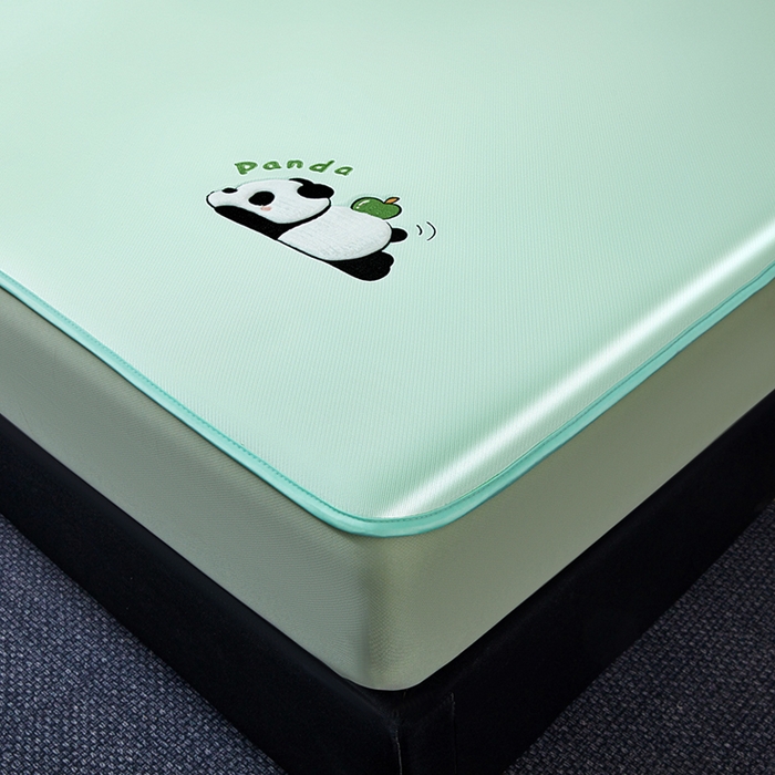 91家纺网 家纺一手货源 找家纺 全季家居 2025新款5A抗菌碳光萌趣熊猫系列贴布绣冰丝席 床笠-水绿