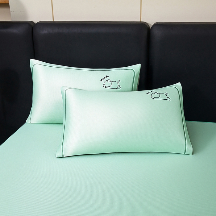 91家纺网 家纺一手货源 找家纺 全季家居 2025新款5A抗菌碳光萌趣熊猫系列贴布绣冰丝席 床笠-水绿