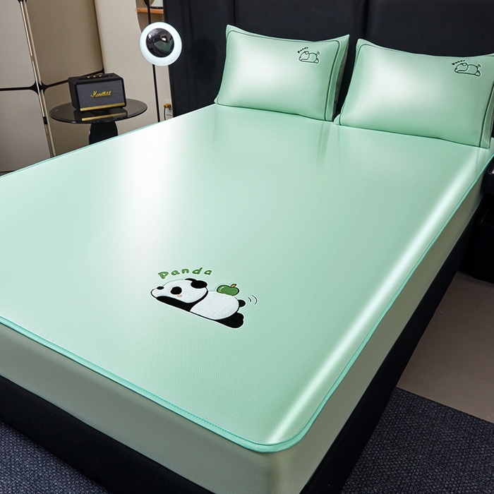 91家纺网 家纺一手货源 找家纺 全季家居 2025新款5A抗菌碳光萌趣熊猫系列贴布绣冰丝席 床笠-水绿