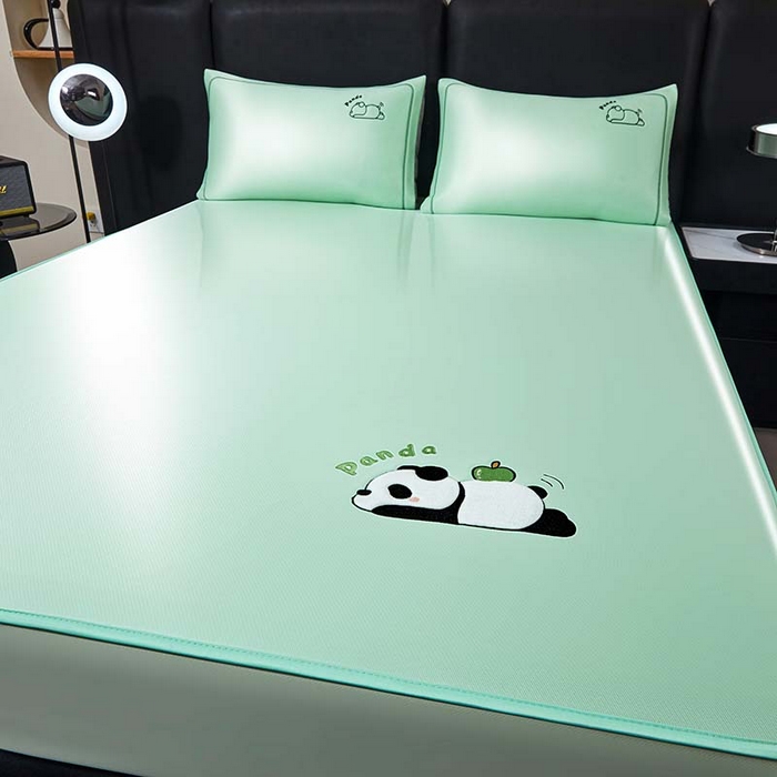 91家纺网 家纺一手货源 找家纺 全季家居 2025新款5A抗菌碳光萌趣熊猫系列贴布绣冰丝席 床笠-水绿