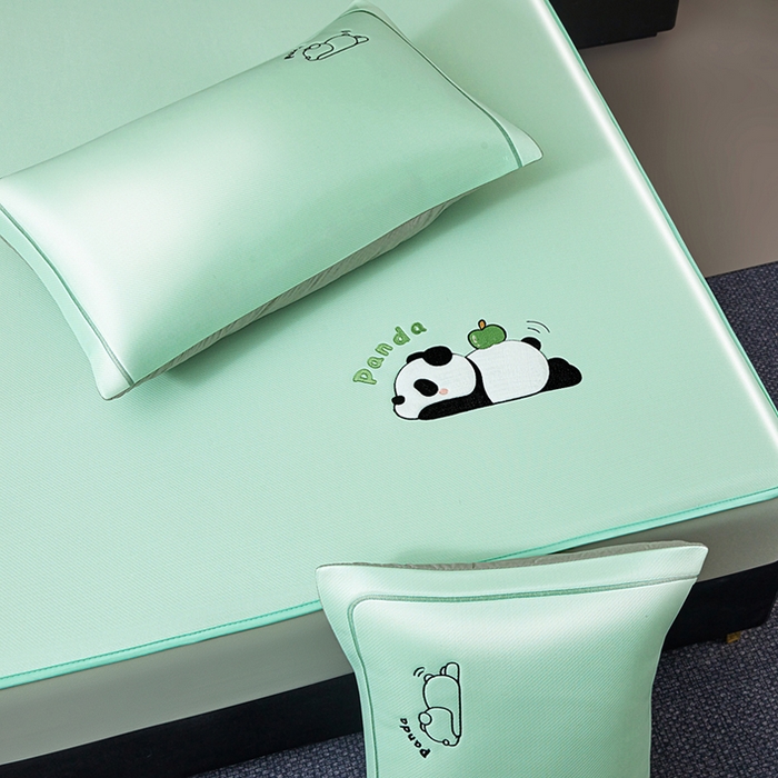 91家纺网 家纺一手货源 找家纺 全季家居 2025新款5A抗菌碳光萌趣熊猫系列贴布绣冰丝席 床笠-水绿