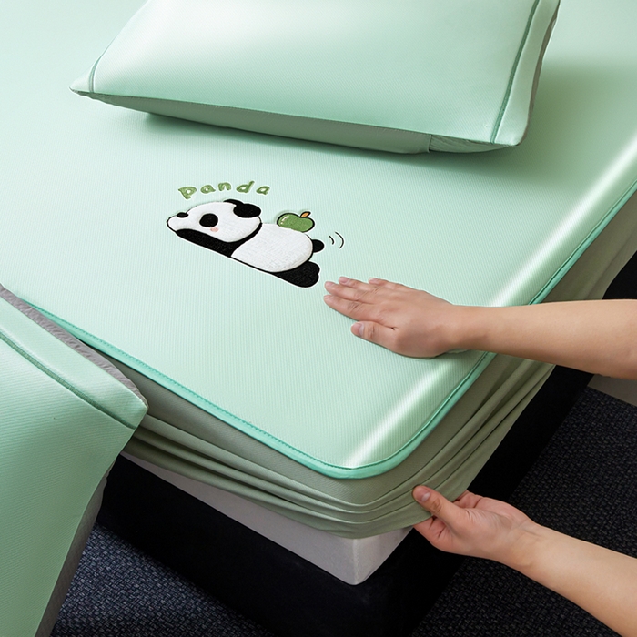 91家纺网 家纺一手货源 找家纺 全季家居 2025新款5A抗菌碳光萌趣熊猫系列贴布绣冰丝席 床笠-水绿