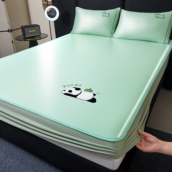 91家纺网 家纺一手货源 找家纺 全季家居 2025新款5A抗菌碳光萌趣熊猫系列贴布绣冰丝席 床笠-水绿