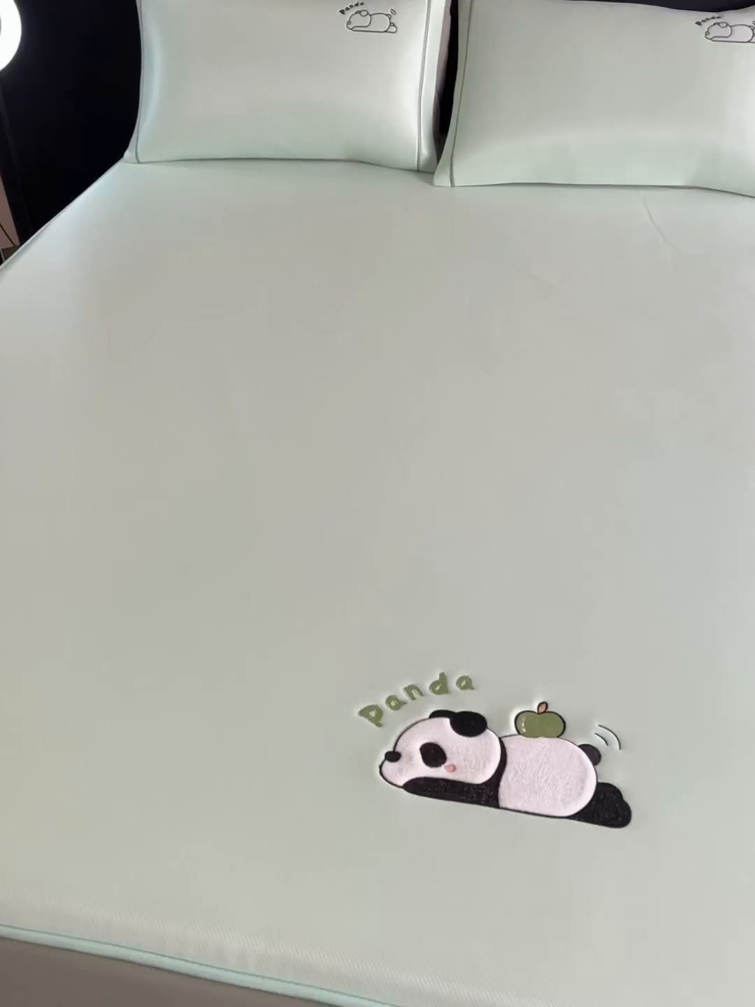 91家纺网 家纺一手货源 找家纺 全季家居 2025新款5A抗菌碳光萌趣熊猫系列贴布绣冰丝席 床笠-水绿